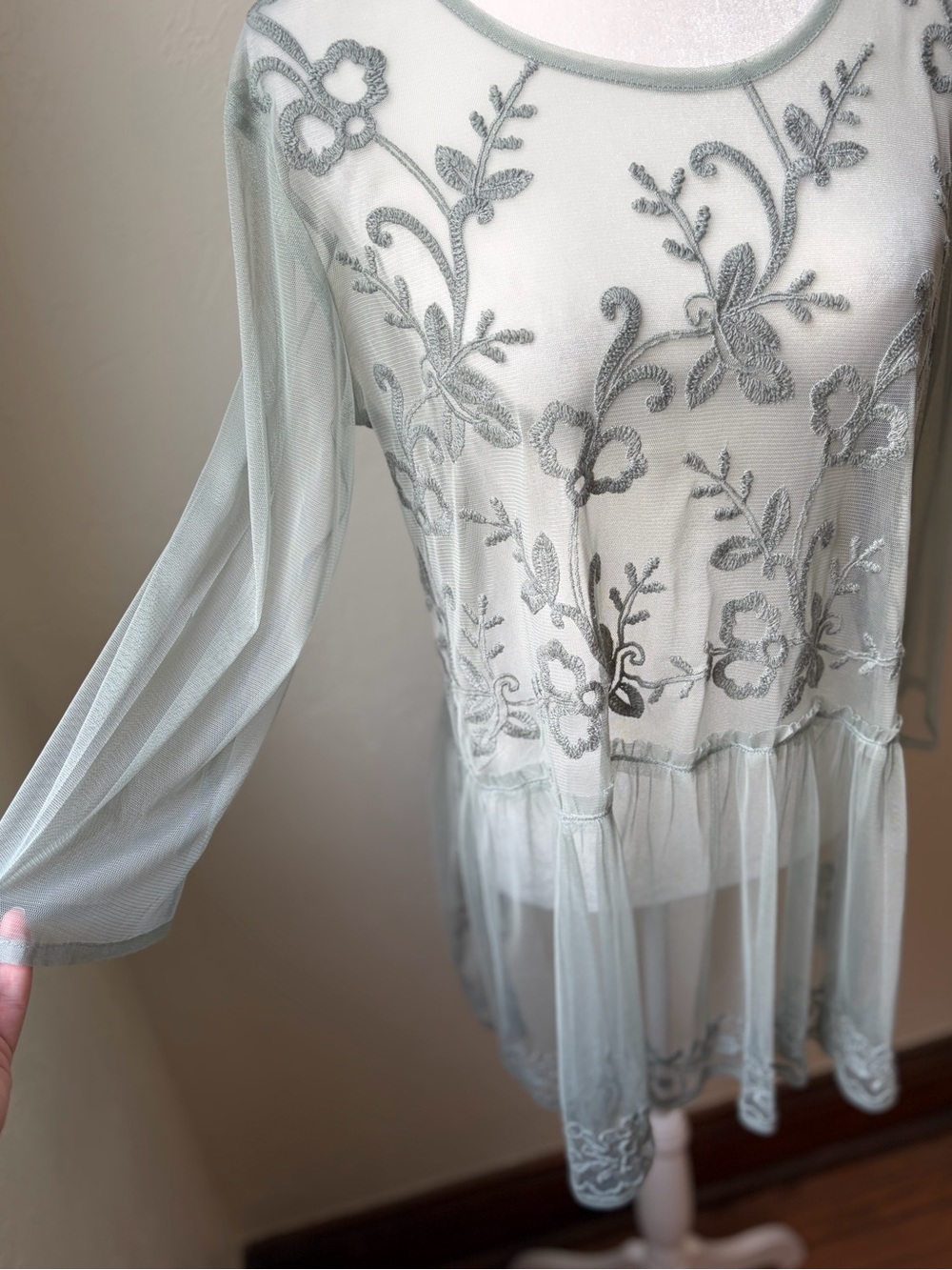 Logo Lavish Embroidered Mesh Tunic Top Sage Green Sheer Boho XL - Picture 4 of 7